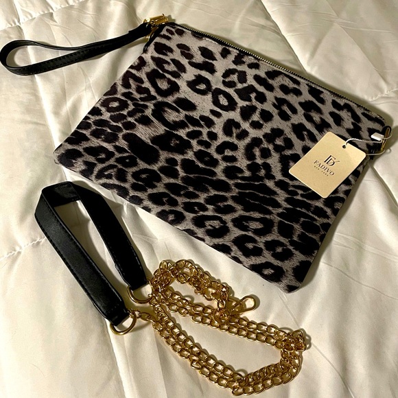 ๐ Boutique wristlet with chain - Picture 1 of 5